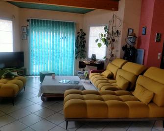 Peace and space in a contemporary house near Bordeaux and major roads - Saint-Loubès - Salon