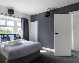 3 Bedroom Hendon House by 360Stays - Finchley - Bedroom