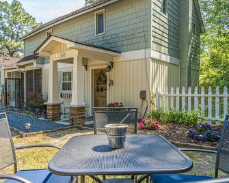 The Loft and Mane Cottage - Romantic Getaway - Pinebluff - Patio