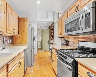 Bright Historic Apartment | 2 Blocks to Downtown - Saugatuck - Küche