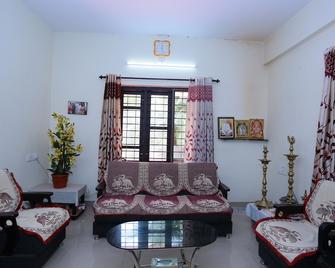 Oyo 24129 Panackal Inn - Pala - Living room