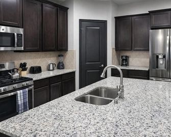 Spacious 4bed 3-Baths home ideal for short and extended Stay - Rosenberg - Küche
