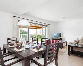 빌라 마린다 - 칼란 보쉬 - 다이닝룸