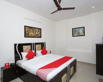 OYO 17443 Tirupati Residency - Мірут - Спальня