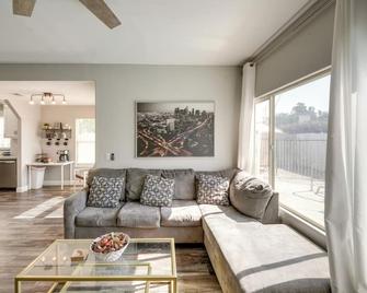 Private Pool and Patio Pet-Friendly Bakersfield Gem - Bakersfield - Living room
