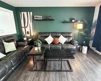 5 Bedrooms, 2 Kitchens, Free Parking, Newly Renovated - Thompson - Living room