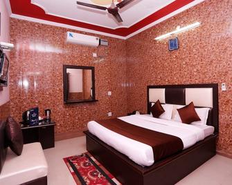 OYO 5851 Mehfil Hotel - Haridwar - Bedroom