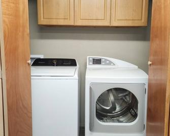 Four main bedrooms with 6 optional sleeping rooms available! 4 Bathrooms! - Aberdeen - Laundry facility