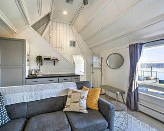 Puget Sound Cabin with Hot Tub and Water Views! - Bremerton - Living room