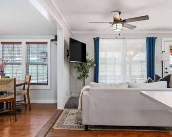 Magnolia Bottoms A Dogs Paradise - Smithville - Living room