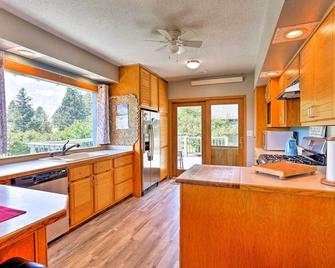 Custer Retreat w/ Pool Access, Walk to Downtown! - Custer - Kitchen