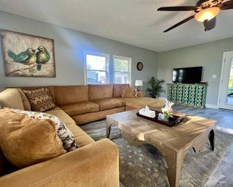Creekside at Grand Park - Westfield - Living room