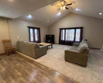 Sweet Retreat Main Floor 2 bedroom, 1 bathroom, Kitchen,Dining Room,Living Room+ - Luverne