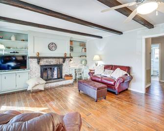 Bright Cartersville Home w/ Fire Pit & Sunroom! - Cartersville - Living room