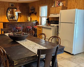 Spacious 5 bedrooms, three stories log cabin with WiFi, AC in charming Bronston - Bronston - Dining room