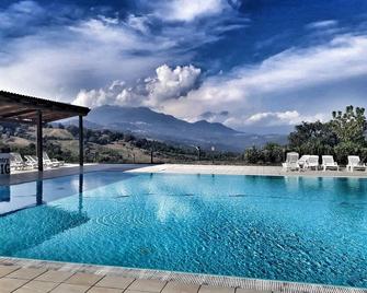 Two-room apartment with a patio just steps from Palinuro and in the countryside Cilento - Centola - Piscina