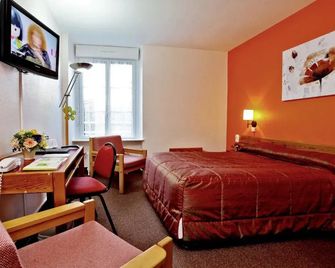 Logis Auberge La Terrasse - La Châtaigneraie - Bedroom