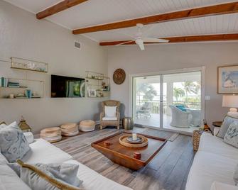 Sea Magic on Marlin - Panoramic Open Water Views & Spacious 5-bedroom House - Summerland Key - Living room