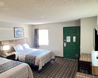 Country Hearth Inn & Suites Augusta - Augusta - Bedroom