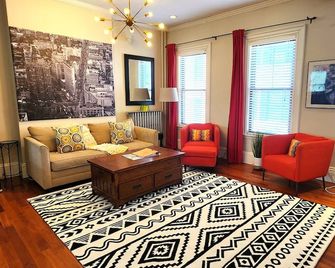 Fresh Modern City Loft Apt! Easy Access To The City! - Boston - Living room