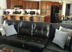 Casino Retreat Royale: Diamond In The Rough, Less Than 3 Miniutes From Winstar! - Thackerville - Living room