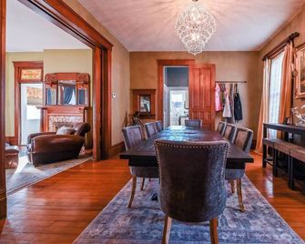 Bricks & Chance Luxury 5 Br Home, Near Benedictine - Atchison - Eetruimte
