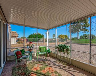 Remodeled designers home with sunrises and sunset views on Palm Brook Golf ! - Sun City - Balcony