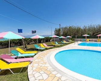 Amorossa Beachfront Village by Konnect - Roda - Zwembad