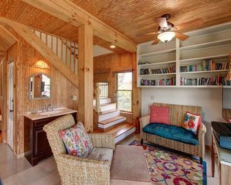 Lighthouse Cottage: Classic Ocracoke Cottage - Ocracoke - Living room