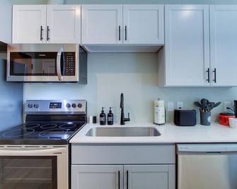 Spacious Studio | Cleveland Clinic | Free Garage - Cleveland - Kitchen