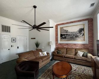 Brickhaven Loft on Historic Main Street - walk to Spring River, State Park, more - Mammoth Spring - Living room