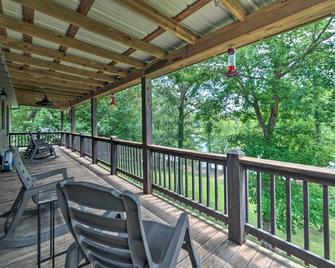 Lakefront 'Rest-Ashored' Home w/ Private Dock! - Eddyville - Balkon