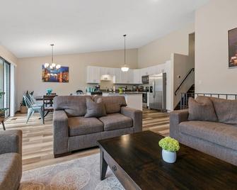 Modern 4br Firepit Grill 2mi Nsc Pet-Friendly! - Blaine - Living room