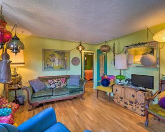 Walk to Olde Town - 1940 Vintage Bungalow! - Arvada - Living room
