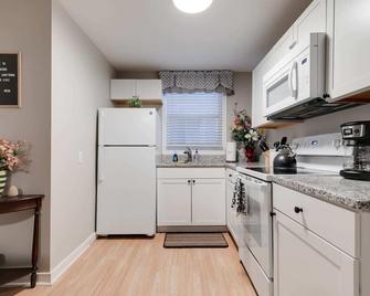 E3 Centrally located in Carytown fully fenced - Richmond - Kitchen