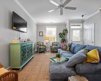 End Unit Townhome Located in Atlantic Beach, North Carolina - Atlantic Beach - Sala de estar