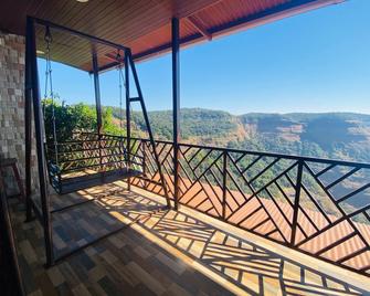 Matheran Ovi Cottage - Matheran - Balkón