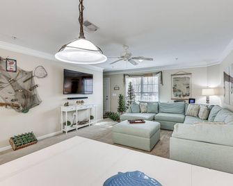 Townhome w/ Outdoor Pool & White Lake Access! - Elizabethtown - Sala de estar