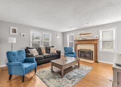 Comfy home with newly renovated interior - North Haven - Living room