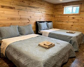 Spacious Lakeside Cottage with Games Room and Firepit, Walking Distance to Beach and Marina, Lion's Head, Ontario - Lion's Head - Bedroom