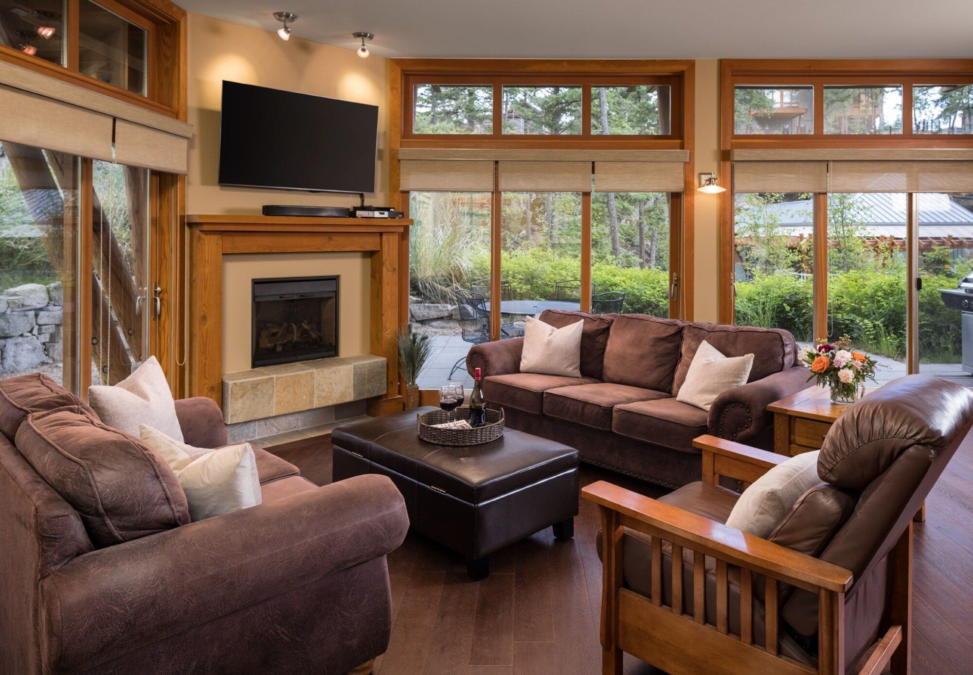 Outback Lakeside Vacation Homes - Vernon - Living room