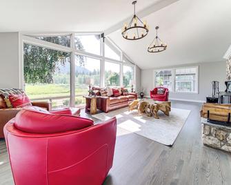 Private Pond & Indoor Pool: Grand Arlington Villa! - Arlington - Obývací pokoj