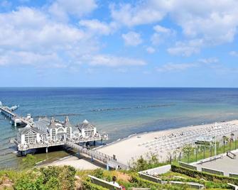 Urlaub unterm Reetdachhaus am Neuensiener See - Neuensien - Playa