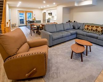 Hot tub | Open-Plan | Newly Renovated | Air-Conditioning - Fernie - Huiskamer