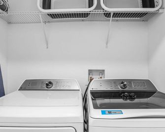 Upstay Luxury 4BR Family Home w Pool Near Disney - Kissimmee - Laverie