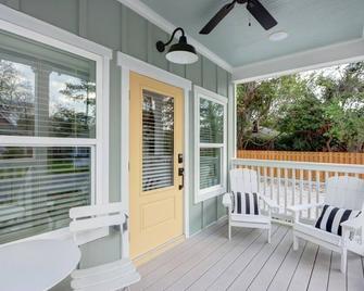 Coastal Grandma Cottage - 5 min to SAV, 15 to Beach By Lucky Savannah - Thunderbolt - Balcony