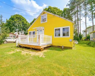 Steps to Lake + Public Boat Ramp: Edinboro Cottage - Edinboro - Edificio