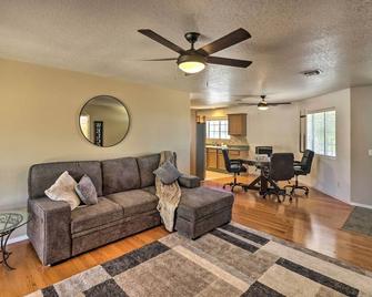 Lake Havasu City Home with Patio about 3 Mi to Lake - Lake Havasu City - Living room