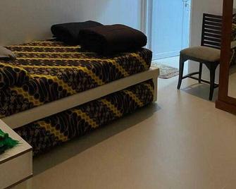 Express O 91923 Homestay Zona - Sukabumi - Schlafzimmer