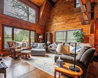 'Timber Acres' is nestled in the woods with private pond in Eagles Mere - Eagles Mere - Sala de estar